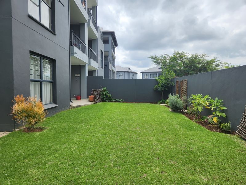 Corner Garden!   Great Condition! - Photo 2