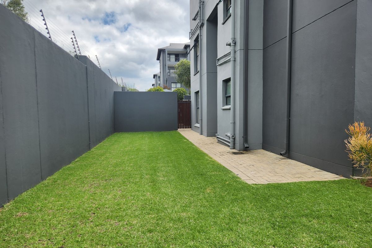 Corner Garden!   Great Condition! - Photo 3