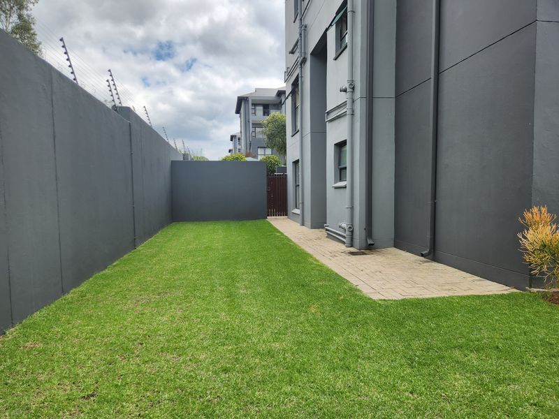 Corner Garden!   Great Condition! - Photo 3