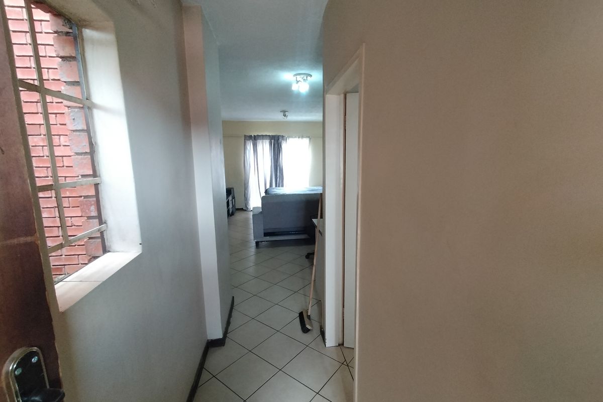 Opportunity Knocks – Studio with Great Potential in Wonderpark Estate - Photo 3