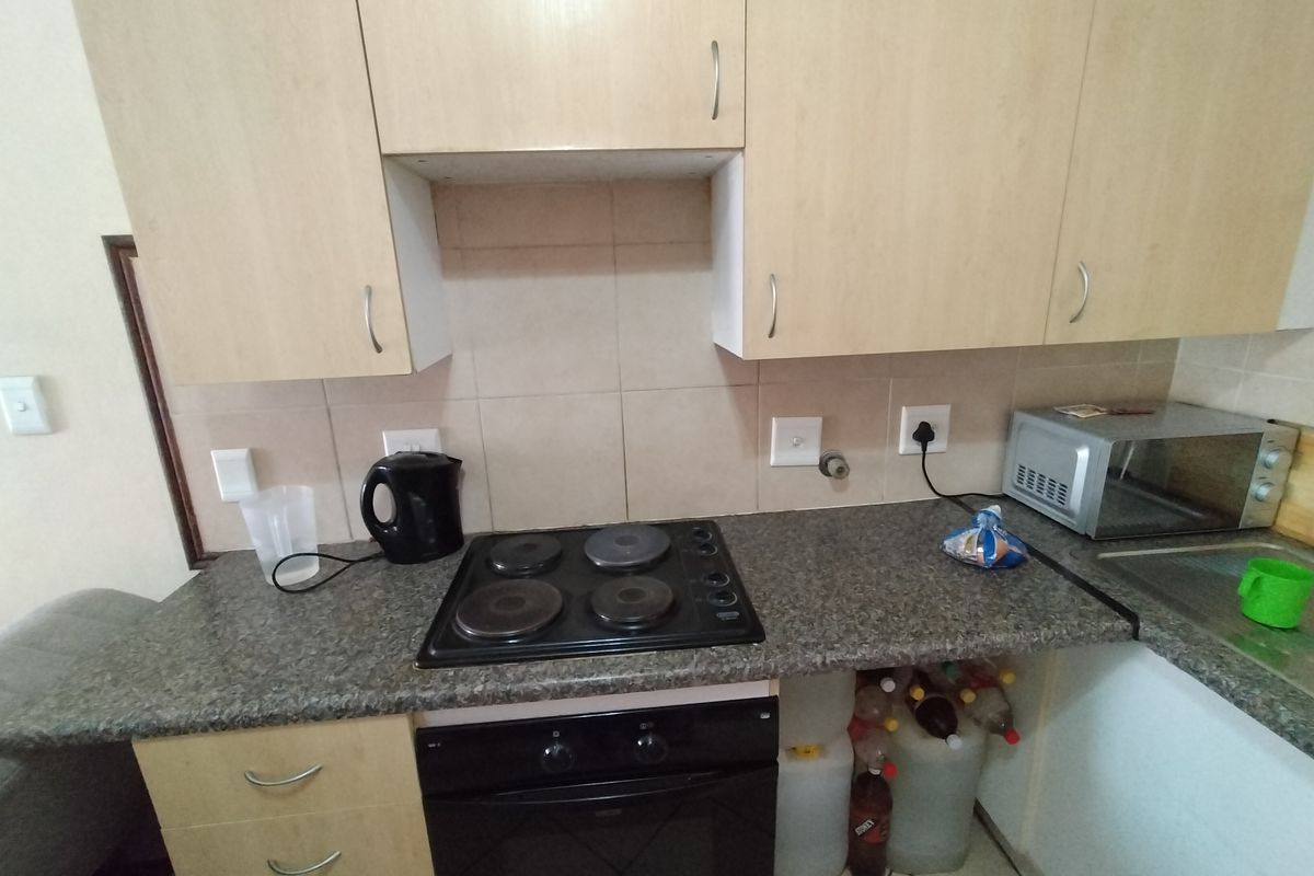Opportunity Knocks – Studio with Great Potential in Wonderpark Estate - Photo 4