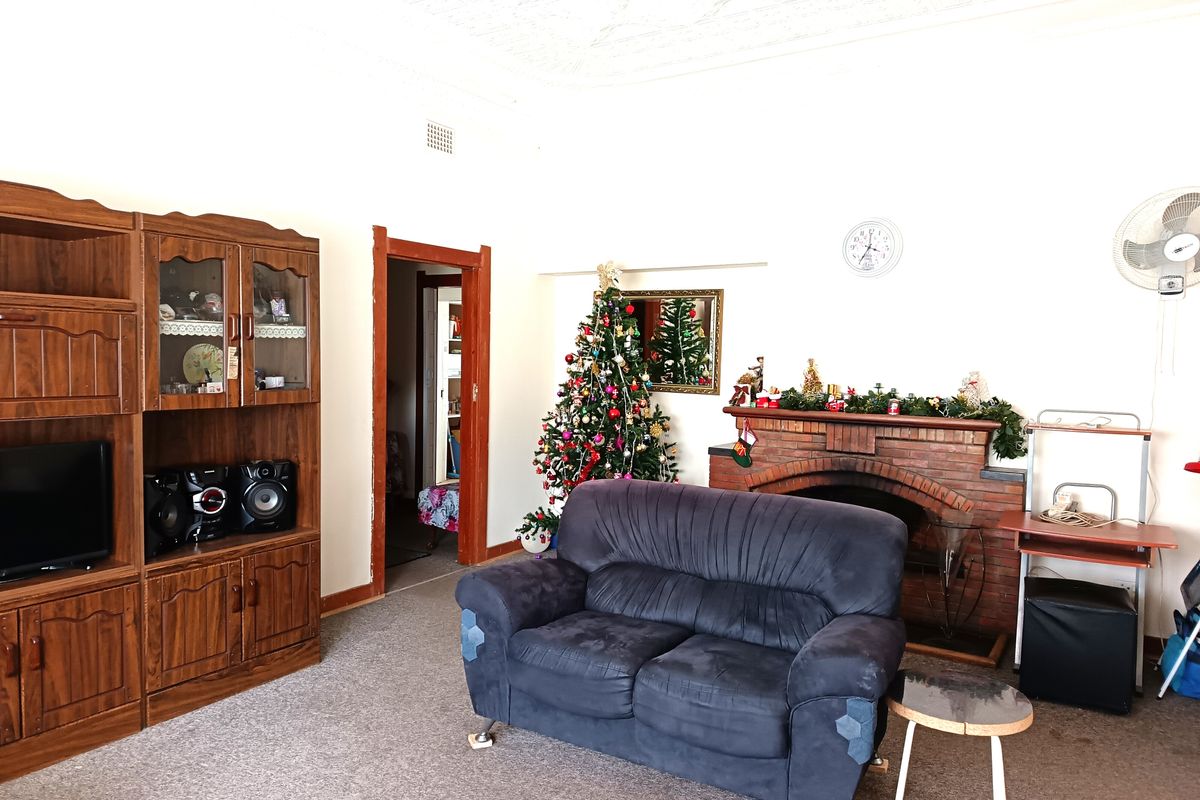 Home with Flatlet & Large Yard in CBD Location - Photo 5