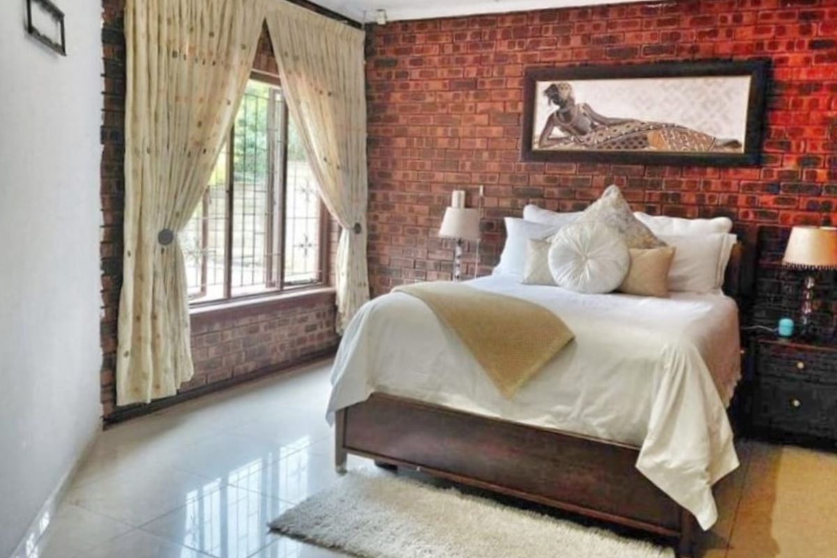 Spacious Three-Bedroom Home with Modern Comforts in Veld-en-Vlei - Photo 4