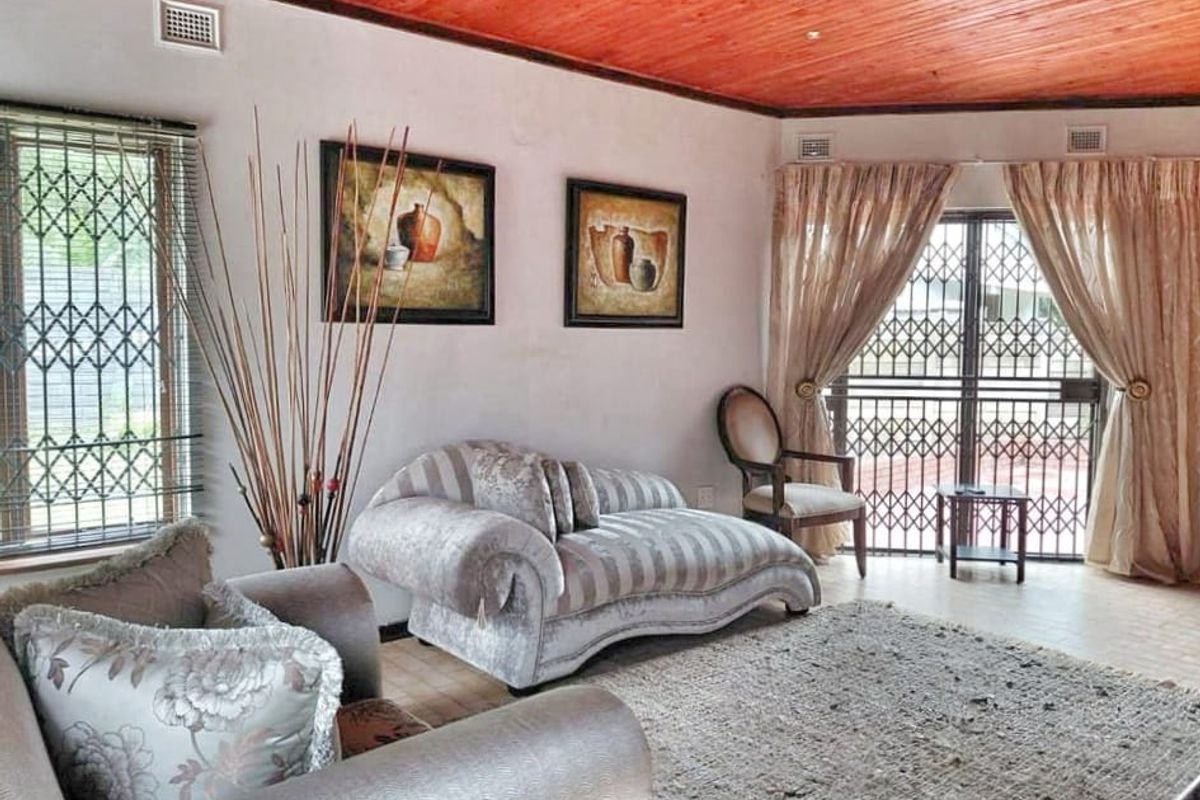 Spacious Three-Bedroom Home with Modern Comforts in Veld-en-Vlei - Photo 2