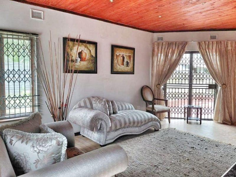 Spacious Three-Bedroom Home with Modern Comforts in Veld-en-Vlei - Photo 2
