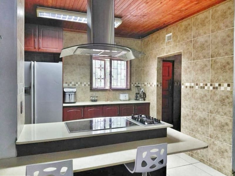 Spacious Three-Bedroom Home with Modern Comforts in Veld-en-Vlei - Photo 10