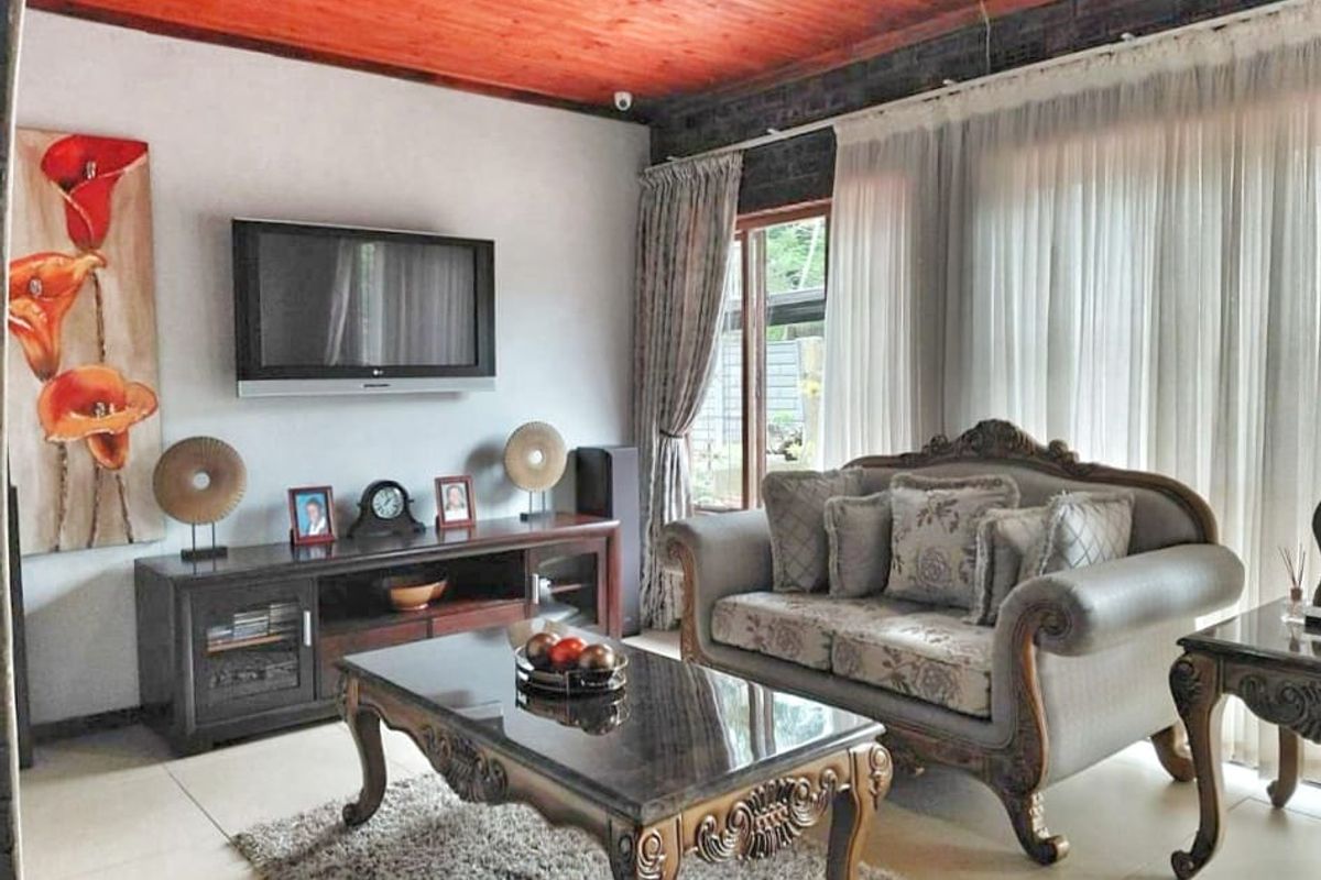 Spacious Three-Bedroom Home with Modern Comforts in Veld-en-Vlei - Photo 3