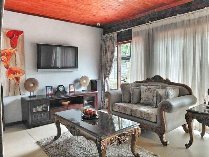Spacious Three-Bedroom Home with Modern Comforts in Veld-en-Vlei - Photo 3