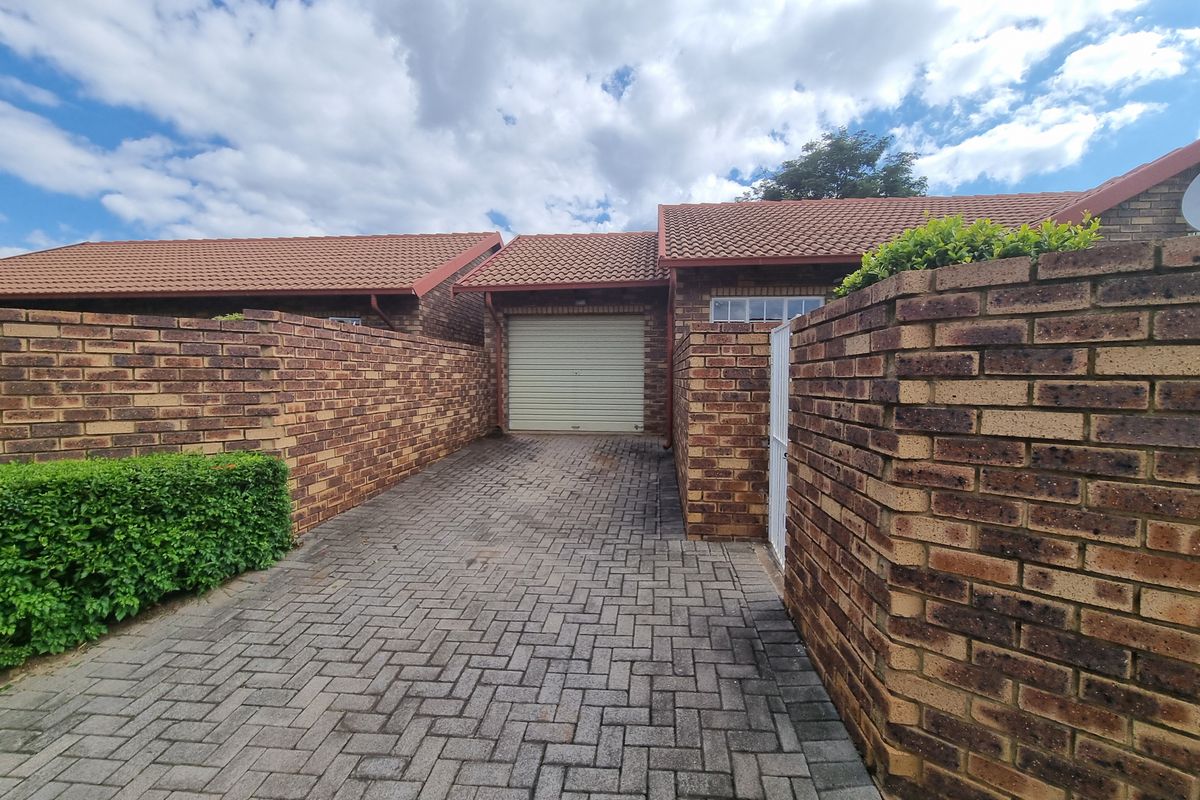 Excellently well priced three bedroom townhouse !! - Photo 4