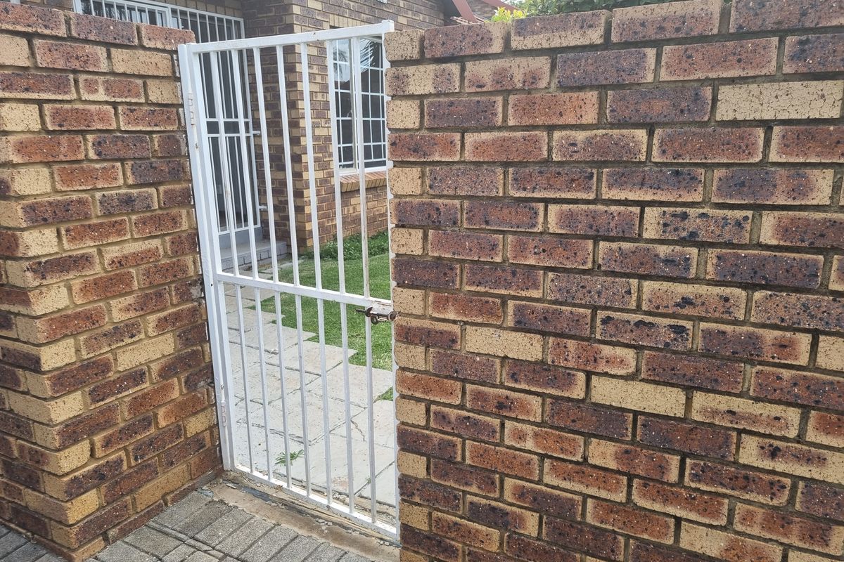 Excellently well priced three bedroom townhouse !! - Photo 5