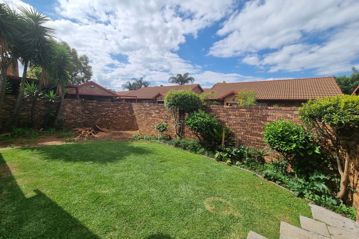 Excellently well priced three bedroom townhouse !! - Photo 2