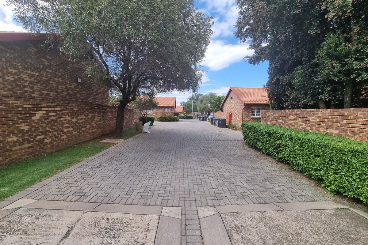 Excellently well priced three bedroom townhouse !! - Photo 3