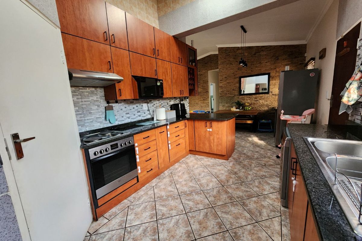 3 Bedroom Home with Solar System and Swimming Pool. - Photo 2