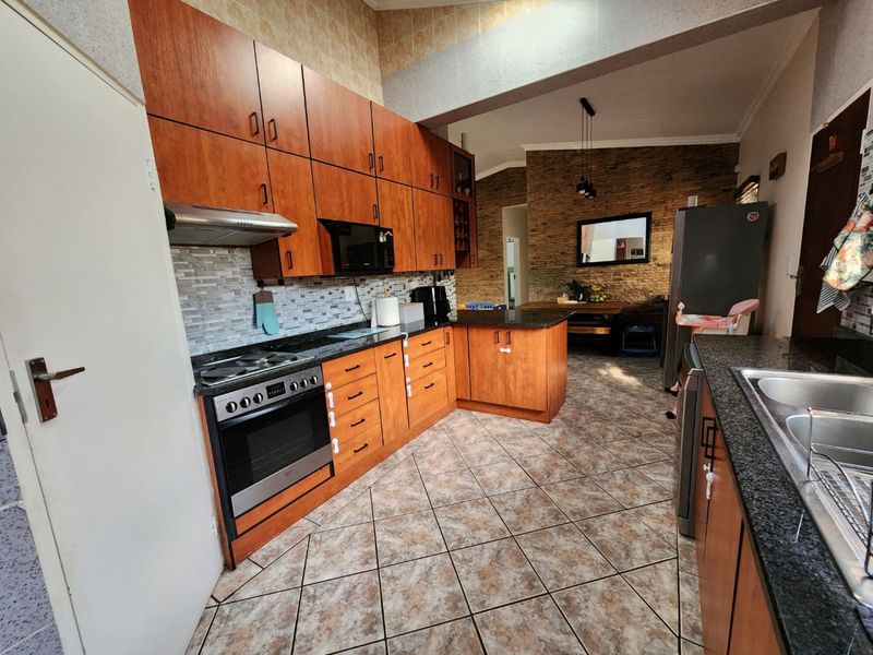 3 Bedroom Home with Solar System and Swimming Pool. - Photo 2