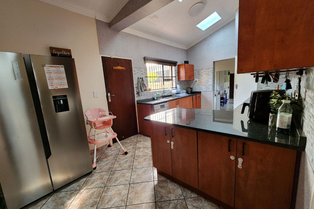 3 Bedroom Home with Solar System and Swimming Pool. - Photo 4