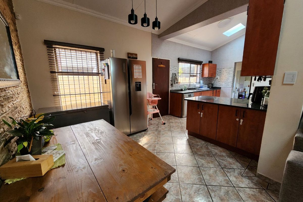 3 Bedroom Home with Solar System and Swimming Pool. - Photo 5