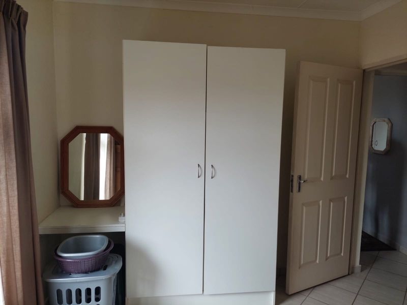 Modern family home on a corner stand - Photo 9