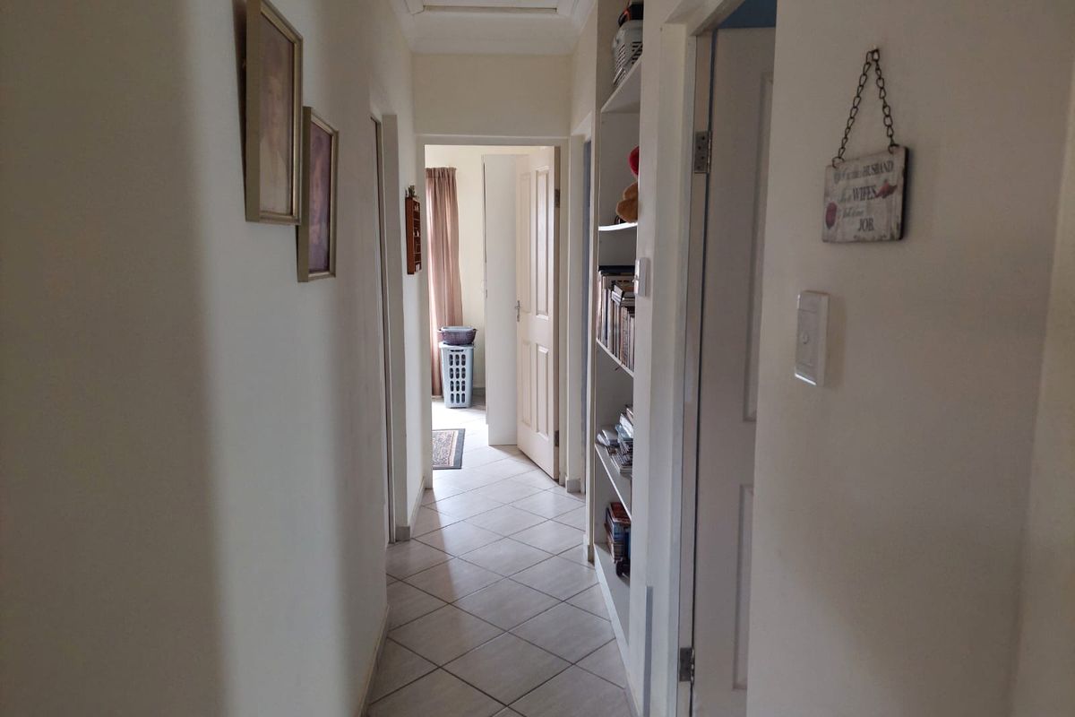 Modern family home on a corner stand - Photo 5