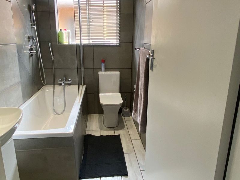 Modern Top Floor Two-Bedroom Apartment. - Photo 10