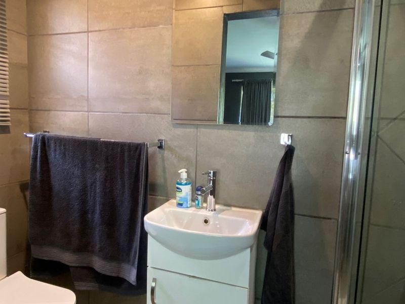 Modern Top Floor Two-Bedroom Apartment. - Photo 8