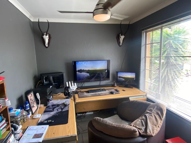 Modern Top Floor Two-Bedroom Apartment. - Photo 9