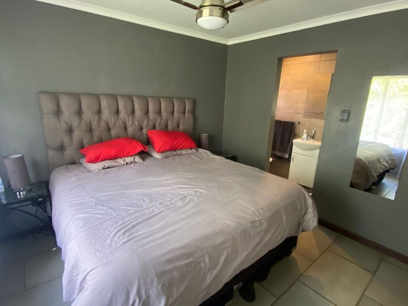 Modern Top Floor Two-Bedroom Apartment. - Photo 7