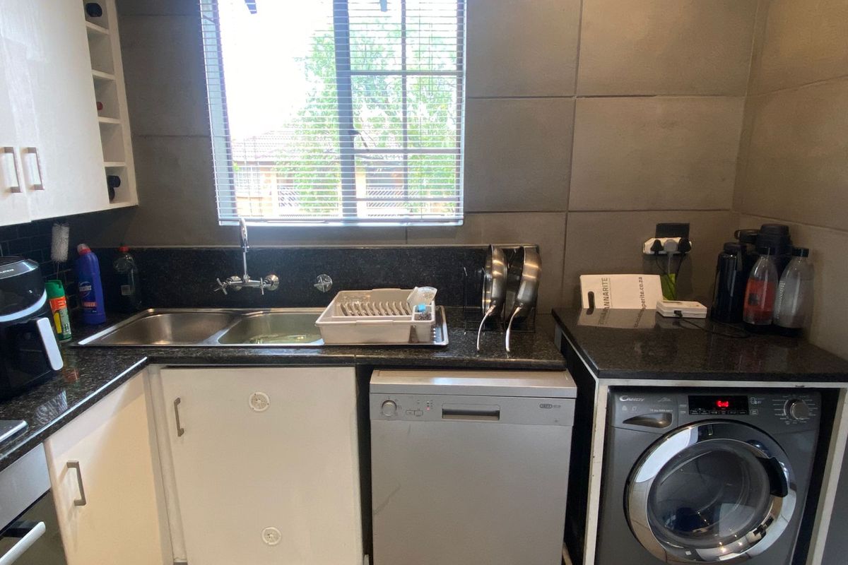 Modern Top Floor Two-Bedroom Apartment. - Photo 2