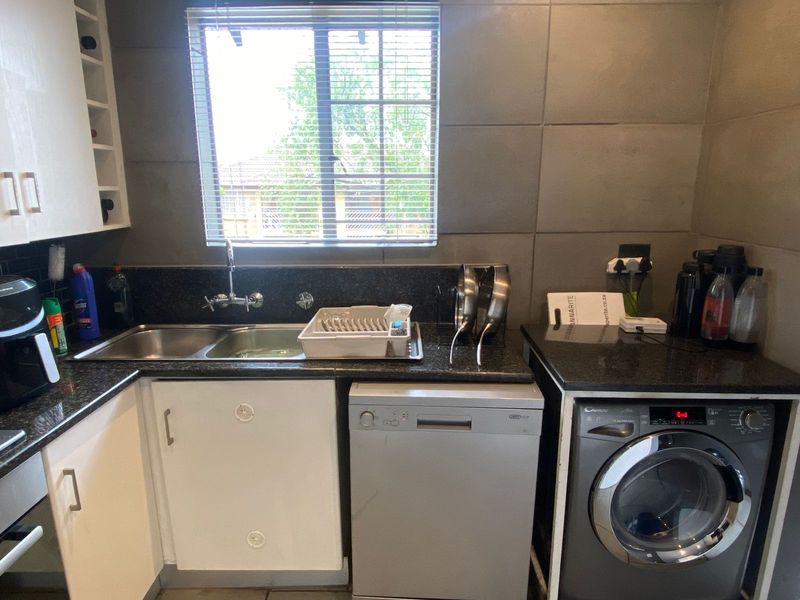 Modern Top Floor Two-Bedroom Apartment. - Photo 2