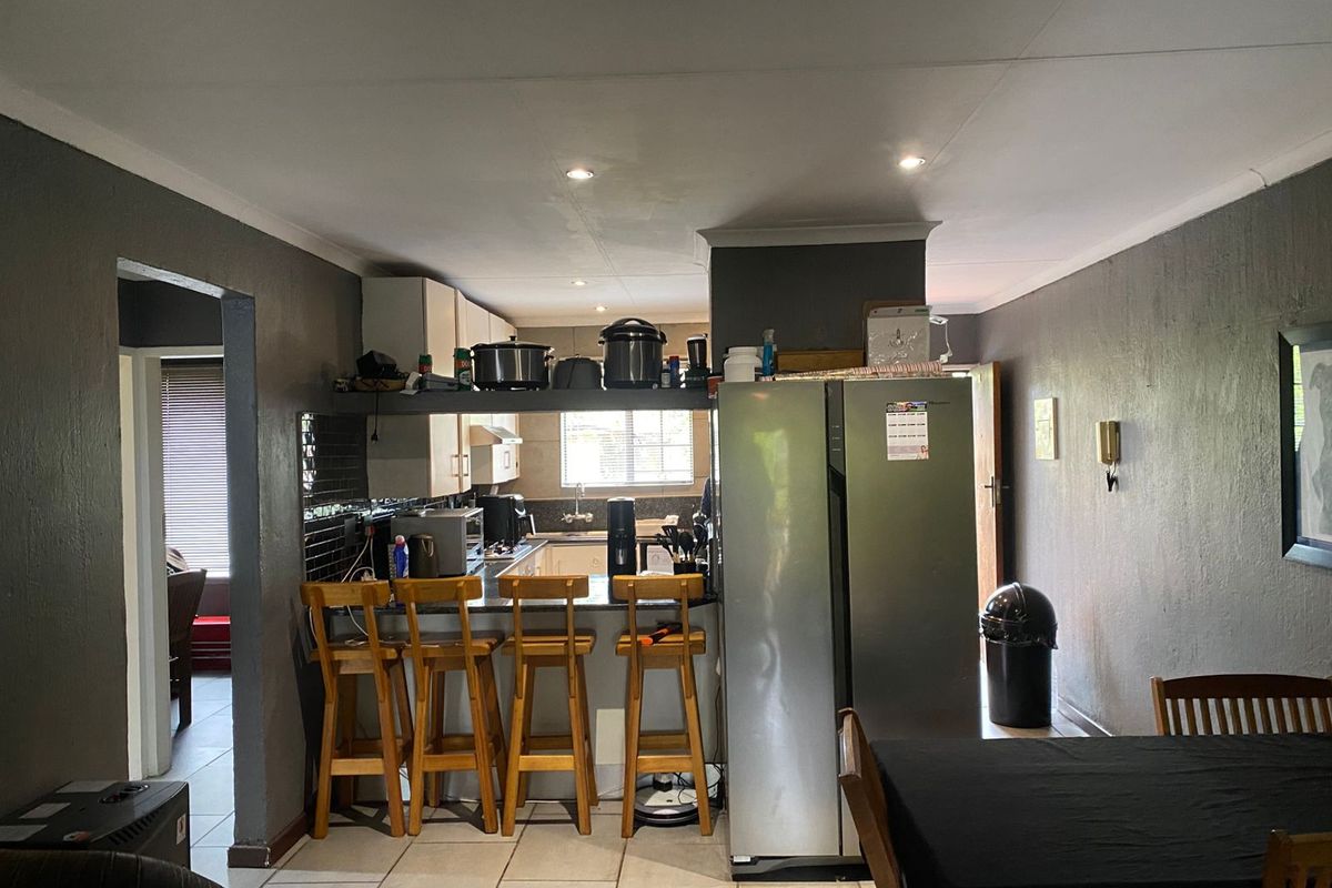 Modern Top Floor Two-Bedroom Apartment. - Photo 3