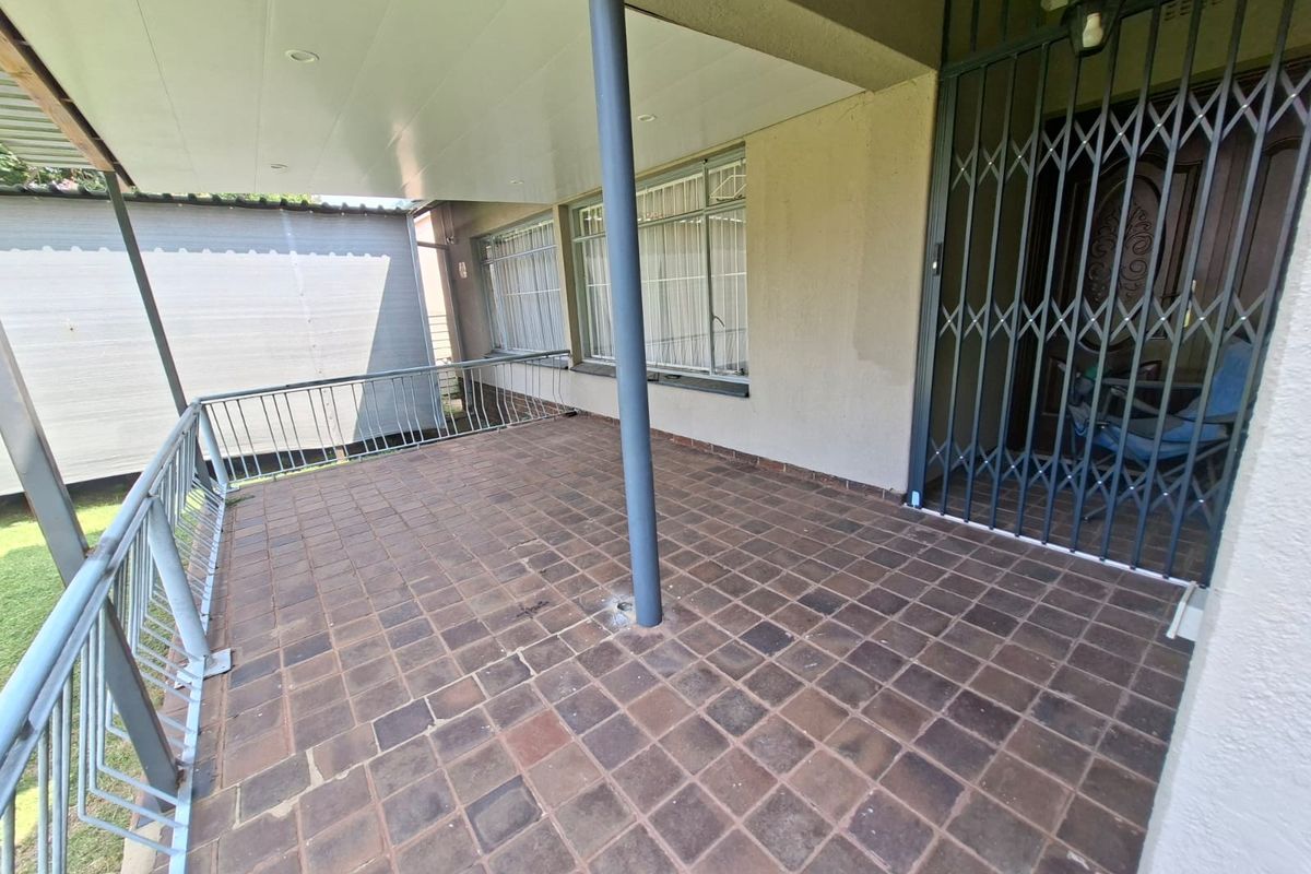 Spacious Family Home on a 1,115 m2 Yard with Flatlet, Entertainment Area, Pergola & work station. - Photo 5