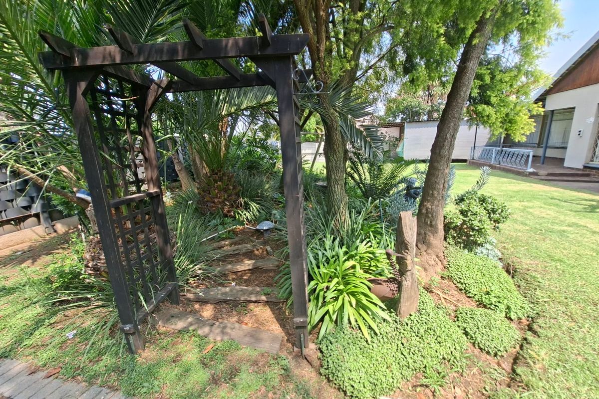 Spacious Family Home on a 1,115 m2 Yard with Flatlet, Entertainment Area, Pergola & work station. - Photo 2