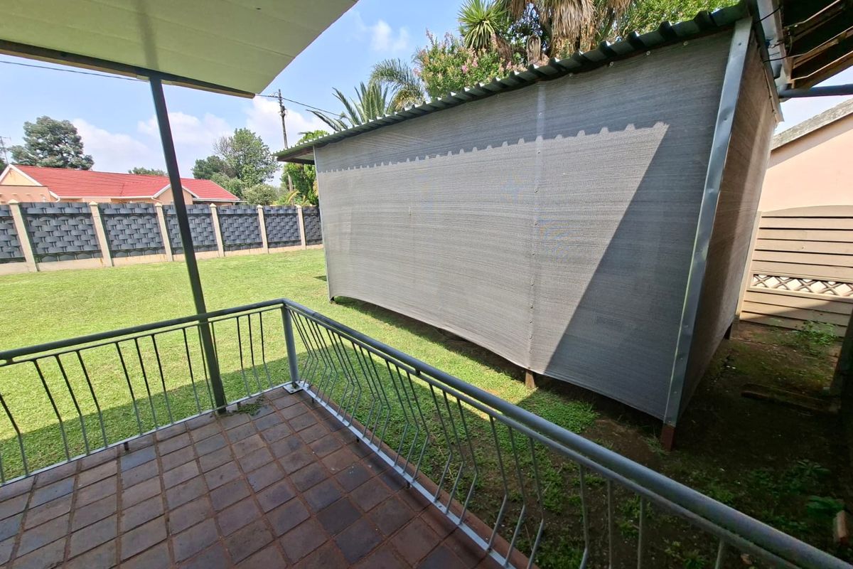 Spacious Family Home on a 1,115 m2 Yard with Flatlet, Entertainment Area, Pergola & work station. - Photo 4