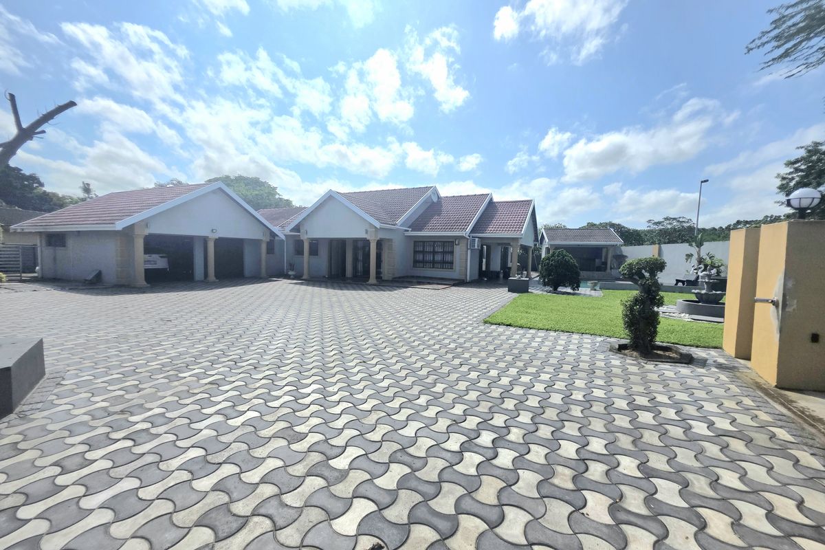 Luxury 4-Bedroom Modern Home with Pool & Entertainment Area - Photo 2