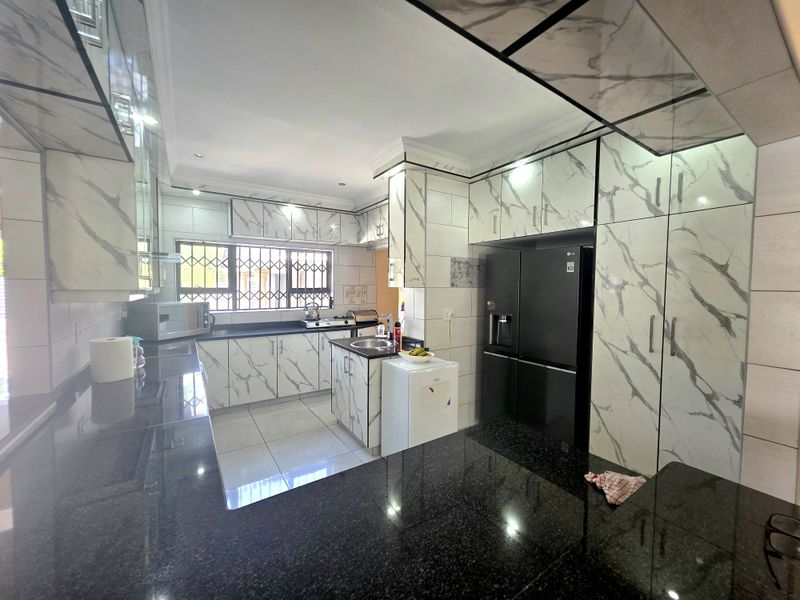 Luxury 4-Bedroom Modern Home with Pool & Entertainment Area - Photo 6