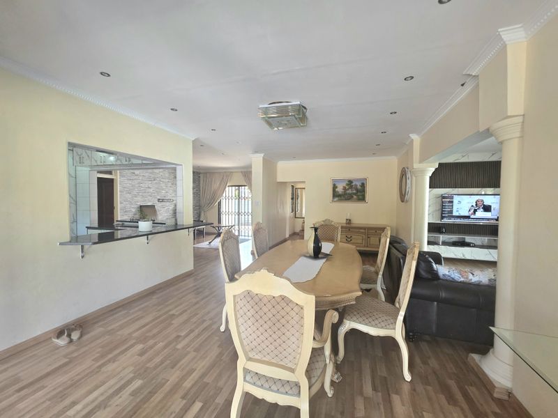 Luxury 4-Bedroom Modern Home with Pool & Entertainment Area - Photo 8