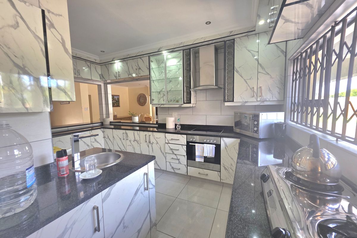 Luxury 4-Bedroom Modern Home with Pool & Entertainment Area - Photo 4