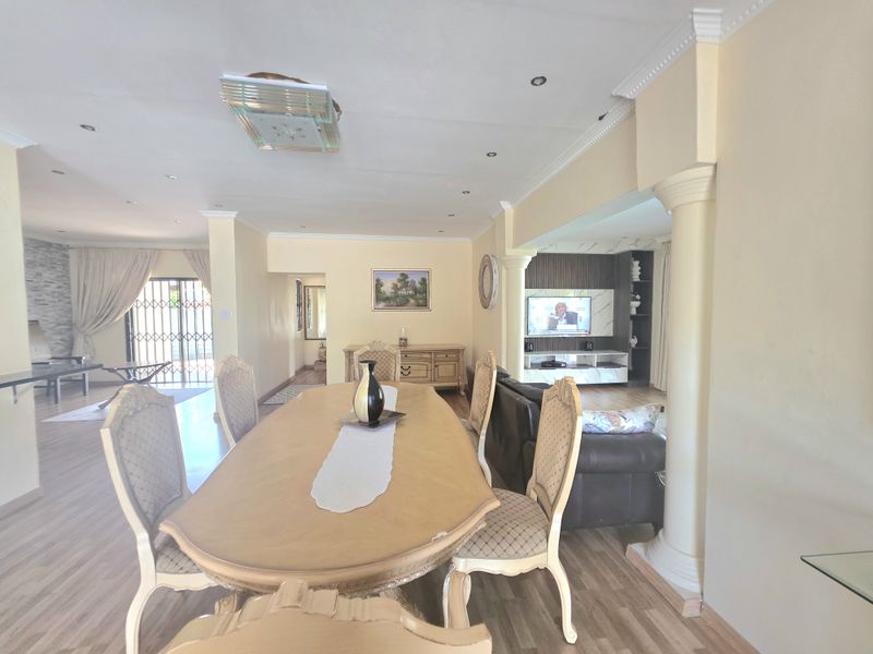 Luxury 4-Bedroom Modern Home with Pool & Entertainment Area - Photo 7