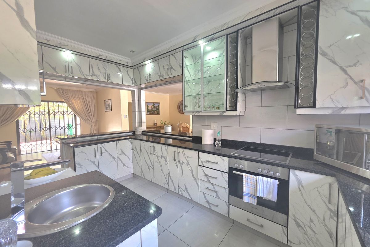 Luxury 4-Bedroom Modern Home with Pool & Entertainment Area - Photo 3