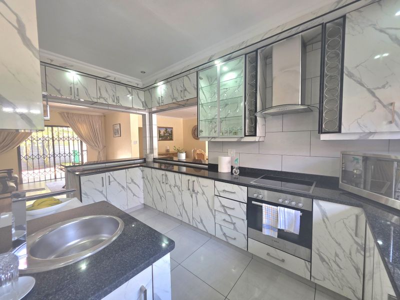 Luxury 4-Bedroom Modern Home with Pool & Entertainment Area - Photo 3