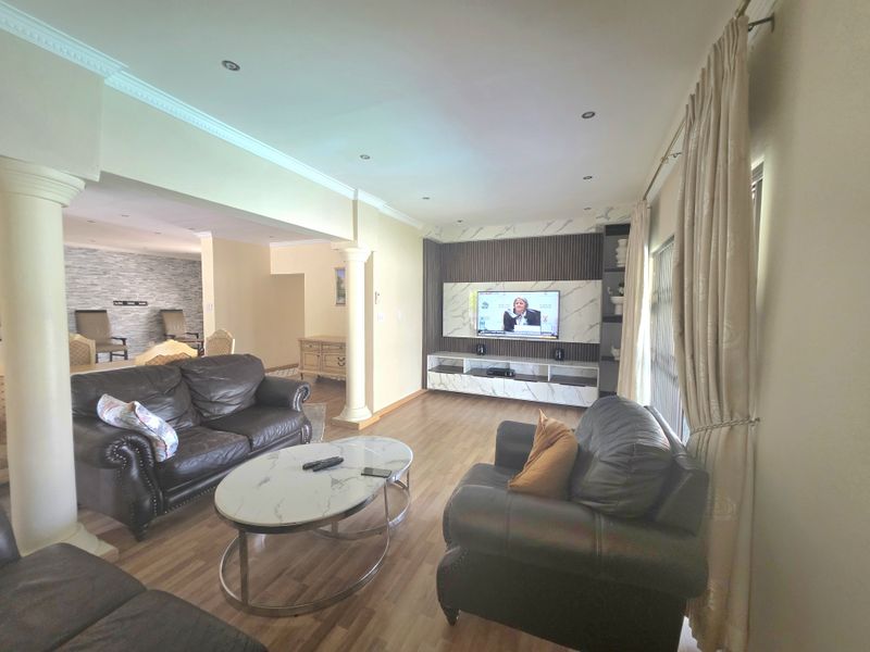 Luxury 4-Bedroom Modern Home with Pool & Entertainment Area - Photo 10