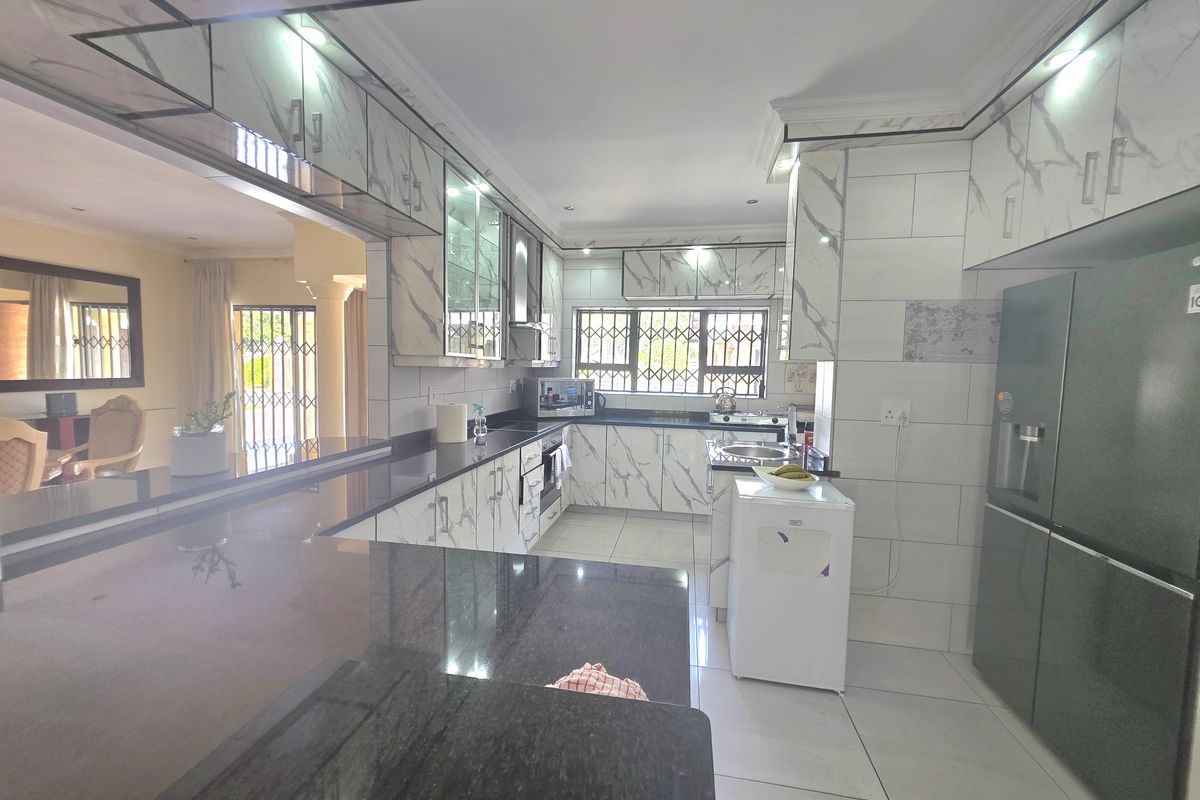 Luxury 4-Bedroom Modern Home with Pool & Entertainment Area - Photo 5