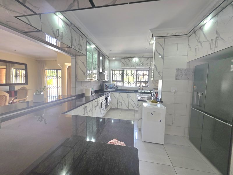 Luxury 4-Bedroom Modern Home with Pool & Entertainment Area - Photo 5