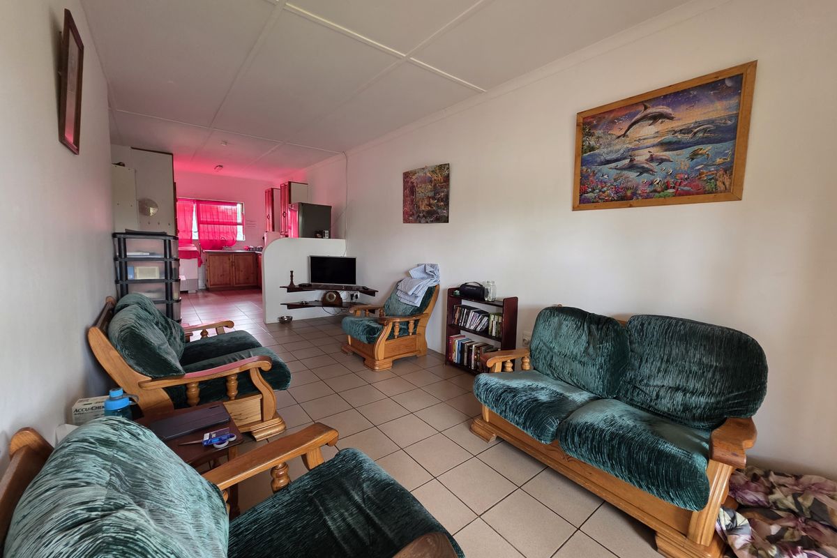Versatile Farm Property with 4-Bedroom Home, Two Granny Flats & Extensive Facilities - Photo 3