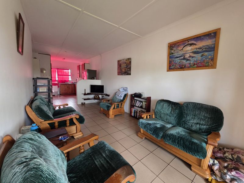 Versatile Farm Property with 4-Bedroom Home, Two Granny Flats & Extensive Facilities - Photo 3