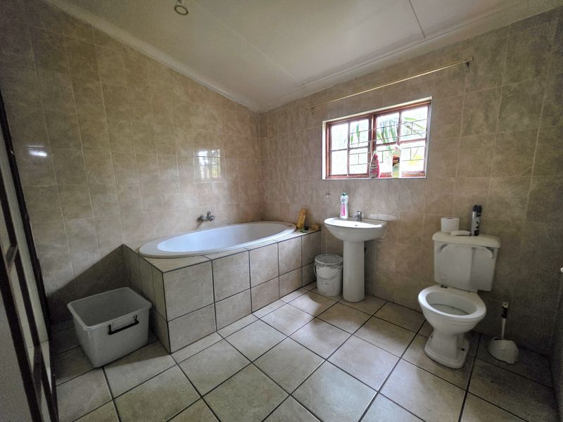 Versatile Farm Property with 4-Bedroom Home, Two Granny Flats & Extensive Facilities - Photo 9