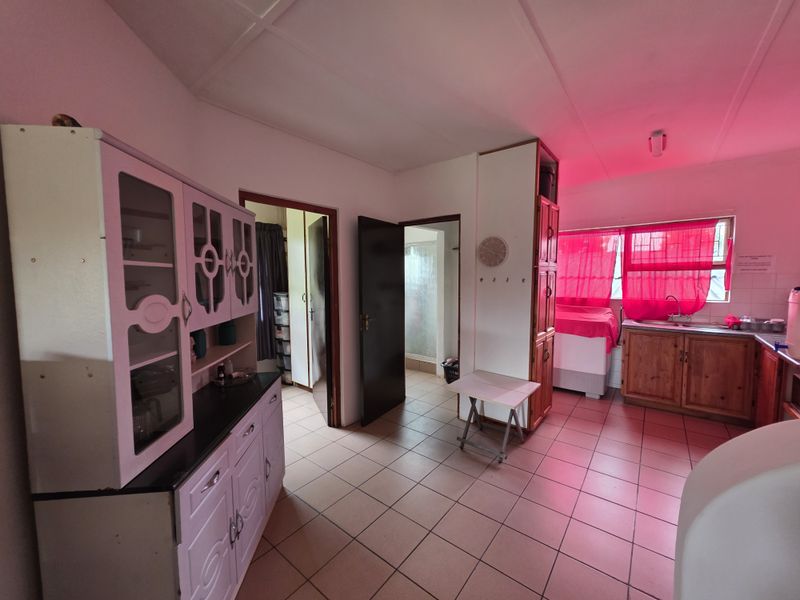 Versatile Farm Property with 4-Bedroom Home, Two Granny Flats & Extensive Facilities - Photo 7