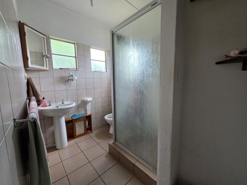 Versatile Farm Property with 4-Bedroom Home, Two Granny Flats & Extensive Facilities - Photo 6