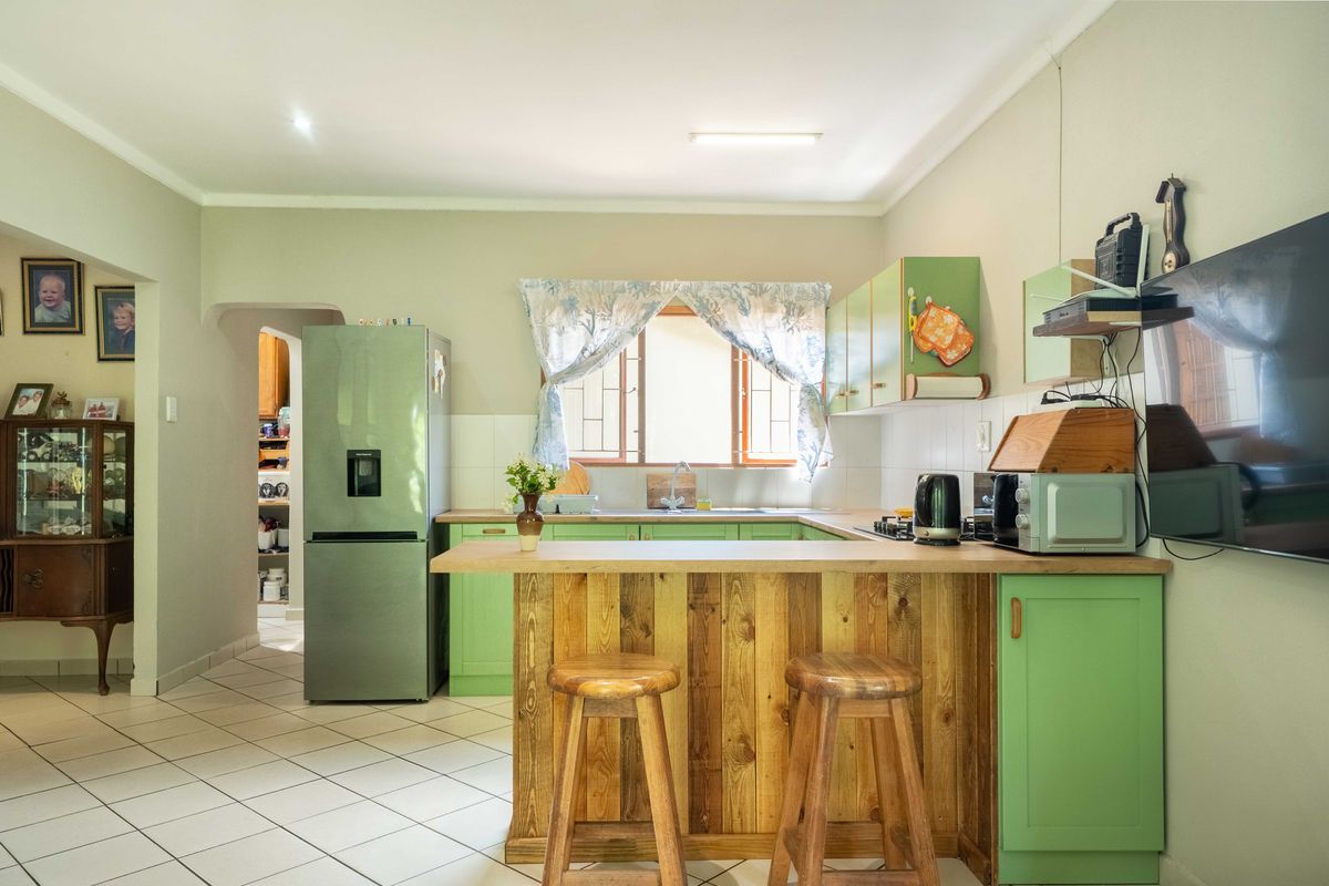 Luxury Non-distressed Harcourts Auction - Bidding to start from R1 030 000 and up!! - Photo 3