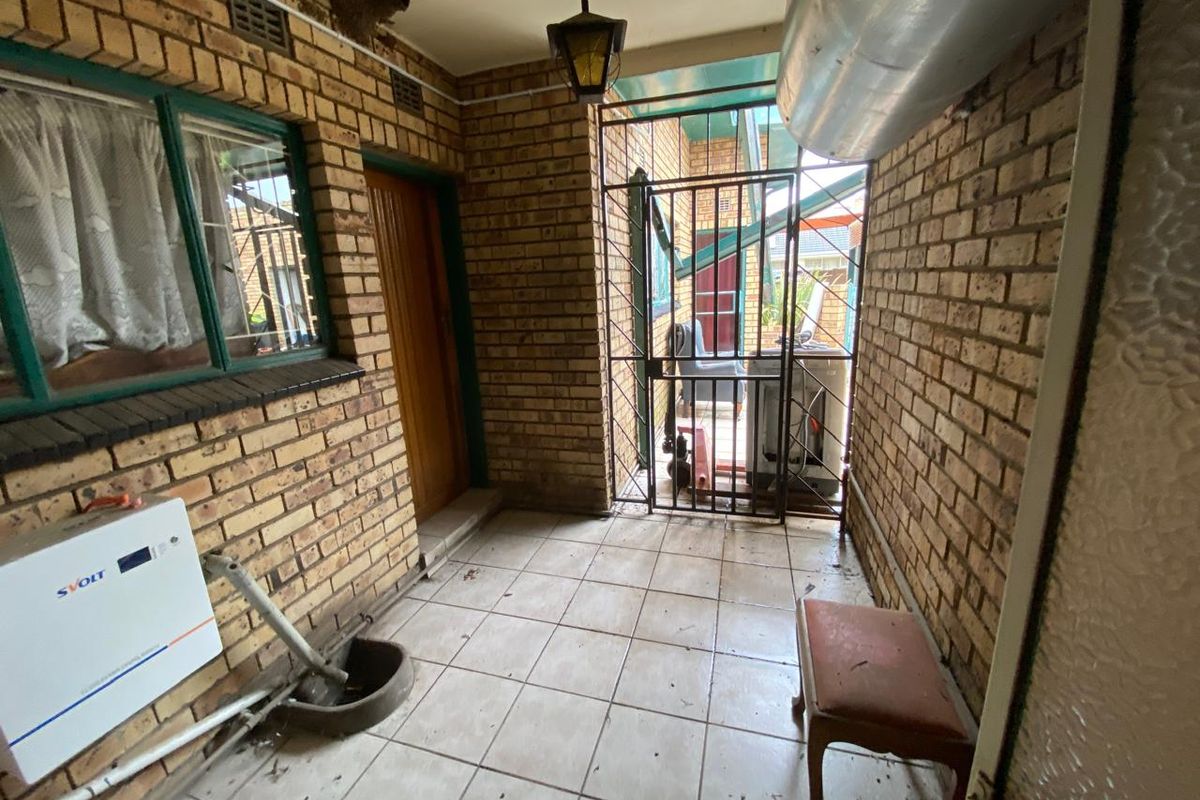 Stunning 3-bedroom house in Vanderbijlpark SE 7, perfect for family living—your dream home awaits! - Photo 4
