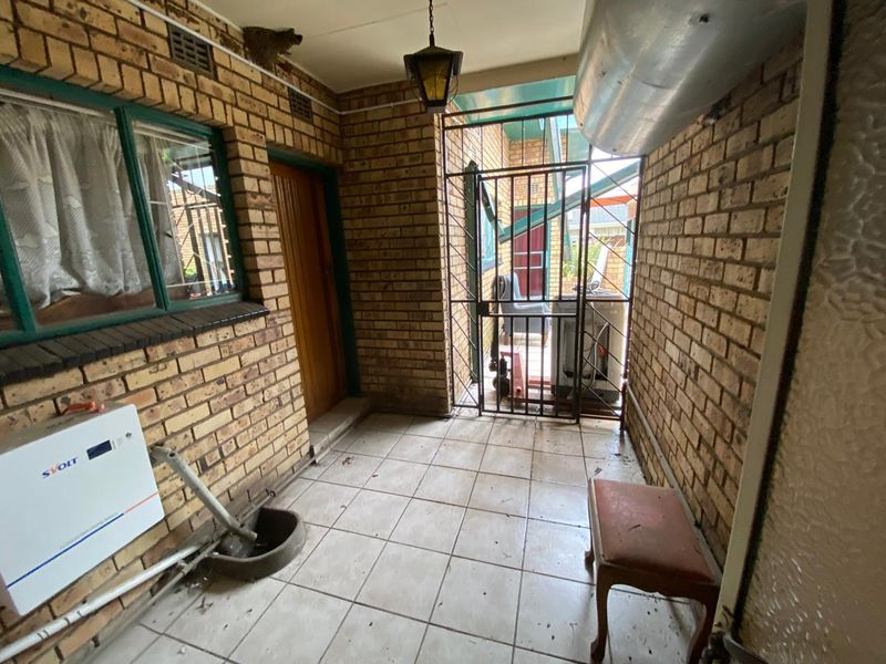 Stunning 3-bedroom house in Vanderbijlpark SE 7, perfect for family living—your dream home awaits! - Photo 4